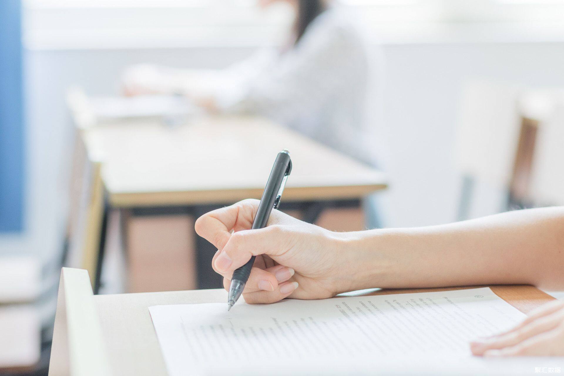500399337_banner_教室里认真做作业的同学（企业商用）