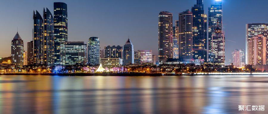 摄图网_501553507_wx_中国山东青岛沿海城市天际线夜晚建筑灯光（企业商用）