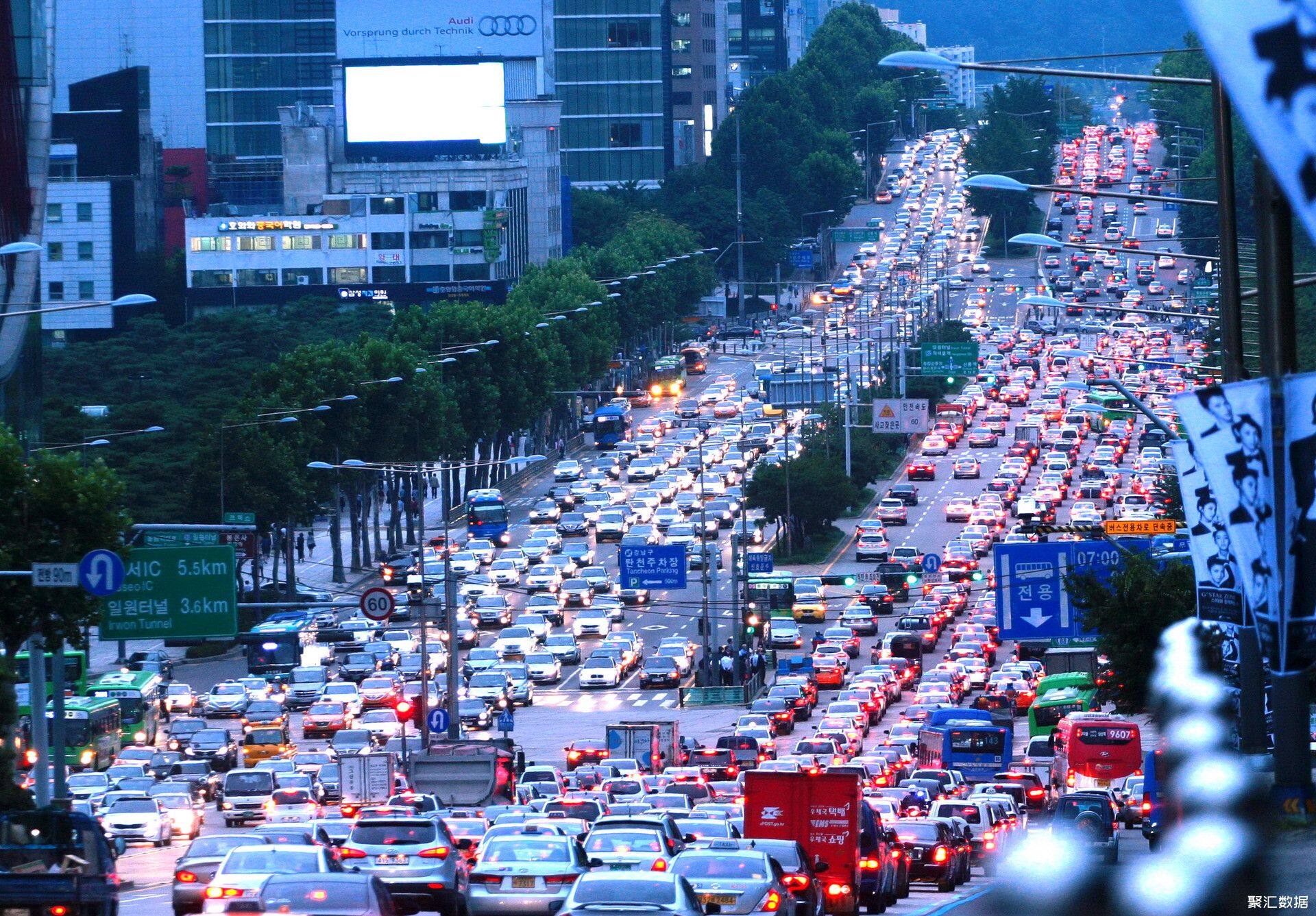 501569403_banner_韩国首尔黄昏堵车场景（企业商用）