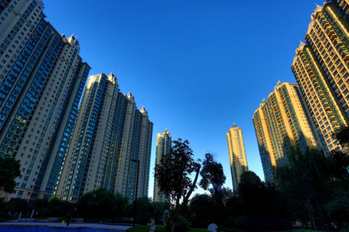 月收入7k，存款10几万，在重庆生活，我该买套二手房还是买个车租房住？